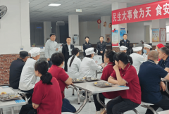 并对食物加工区、留样柜等环节环节展开溯源查
